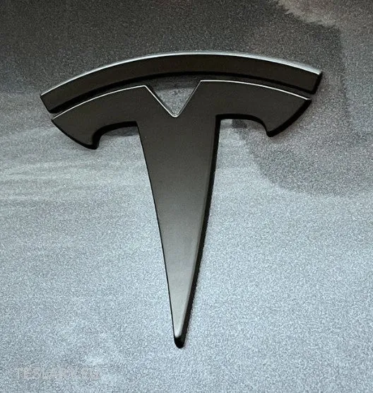 Tesla Model 3/Y Logotipo trasero negro, carbono, cromo, rojo