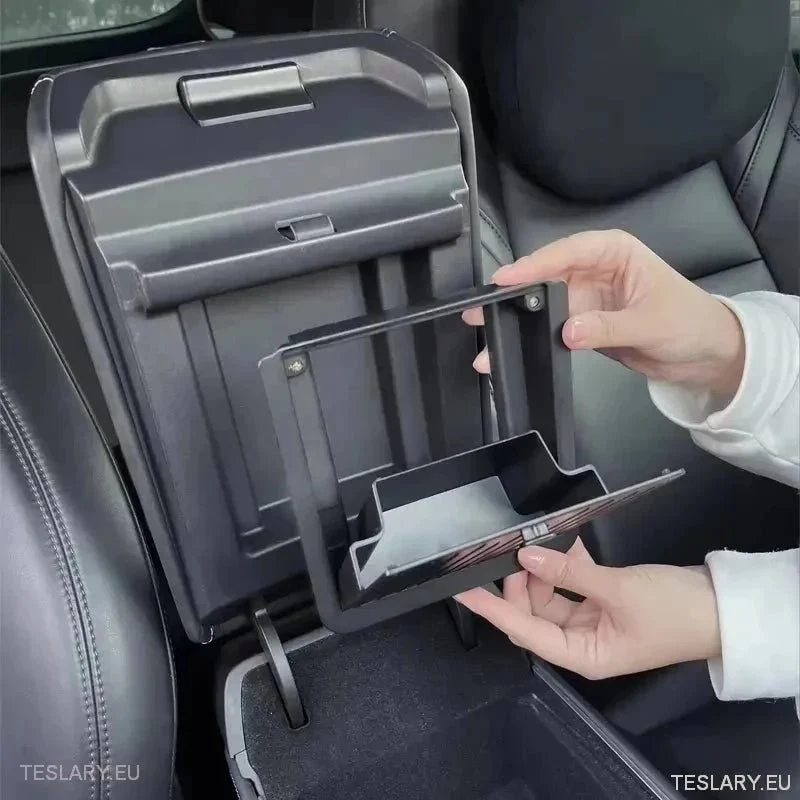 Almacenamiento oculto en el reposabrazos del Tesla 3/Y