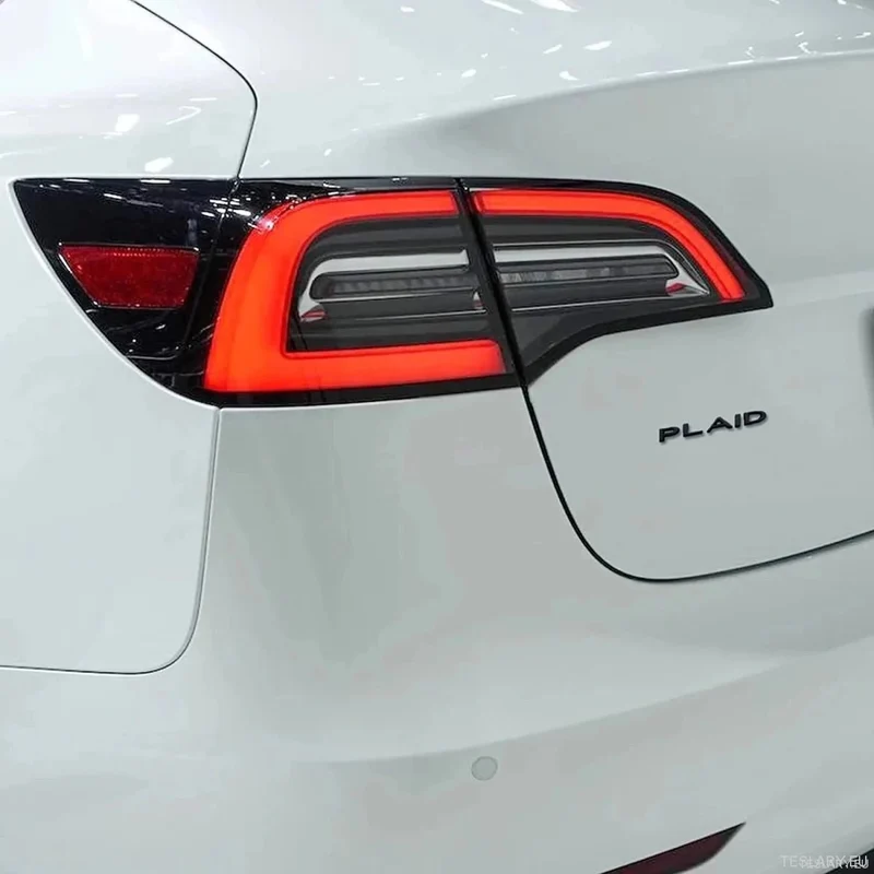 EMBLEMA TRASERO CON EL LOGO "PLID" DE TESLA EN CROMO Y ROJO