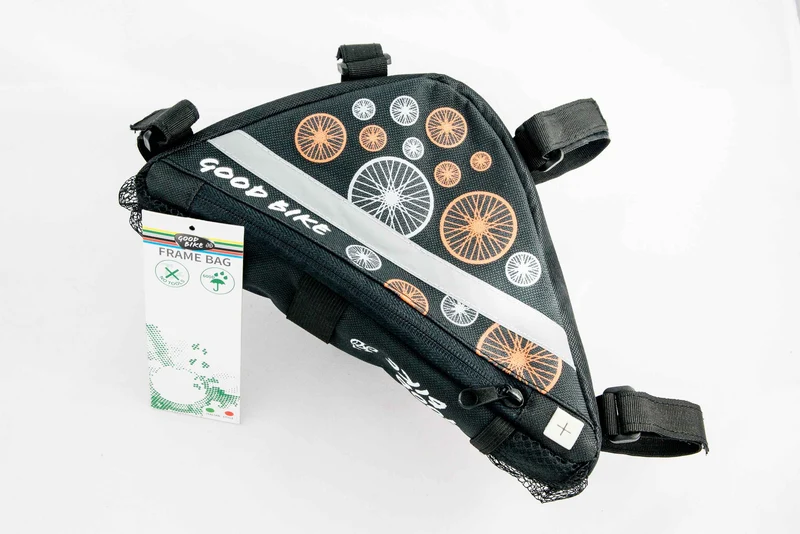 BOLSA TRIANGULO FIJACION AL BASTIDOR CON 4 VERCROS. FABRICADO EN POLYESTER IMPERMEABLE. 26x13x5CM